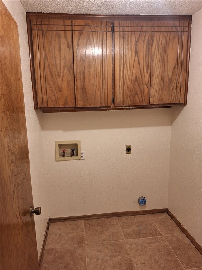 Building Photo - 7222 NW Cherry Cir