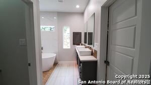 Building Photo - 9810 Park Dr