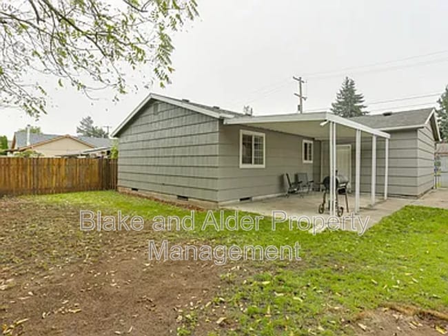 Building Photo - 9733 SE Ramona St