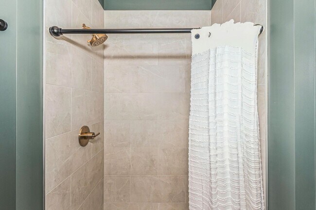 Building Photo - CORPORATE LEASE AVAILABILITY FOR 3, 6, OR 12 MONTHS! ALL BILLS AND PARKING INCLUDED!