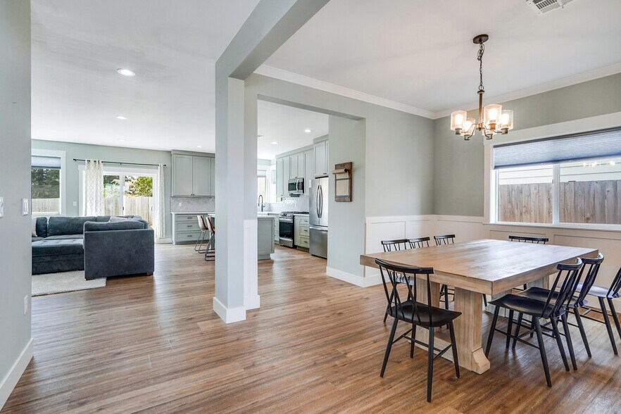 Building Photo - 1132 Thunderbird Ave S