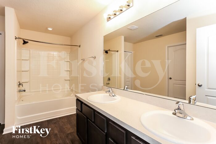 Building Photo - 5871 Calvary Dr