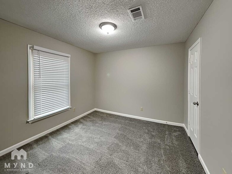 Building Photo - 4569 Falkland Dr