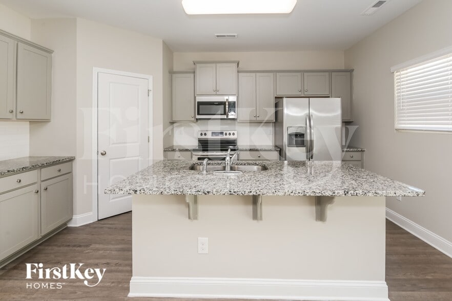 Building Photo - 9131 Marion Oaks Dr