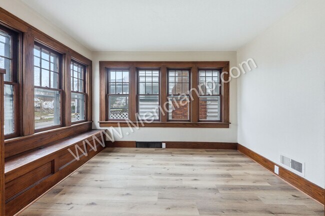 Building Photo - 931 Woodview Blvd