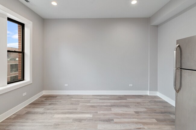 Building Photo - Top Floor, Gorgeous West Town 2bd/2bth, Avail August 8th!