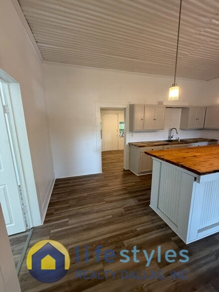 Kitchen w/Small Area for Kitchen Table - 1750 Maple Ave