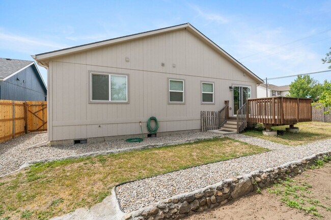 Building Photo - Charming Single-Level Home with Modern Com...