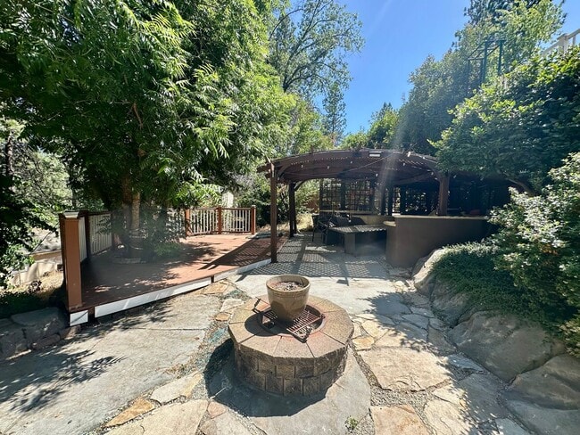 Building Photo - Stunning 4 Bedroom 3 Bathroom House with a...