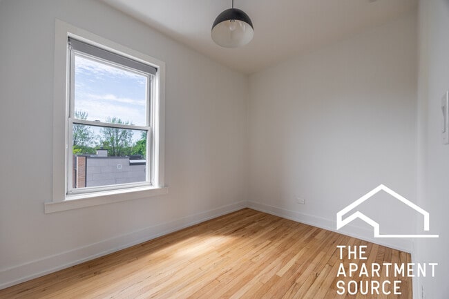 Building Photo - 3049 W Medill Ave