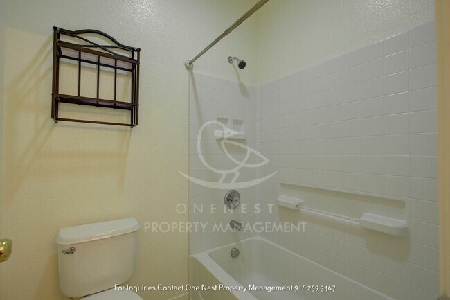 Building Photo - Stunning 3 bedroom 3 bathroom Lincoln Cros...