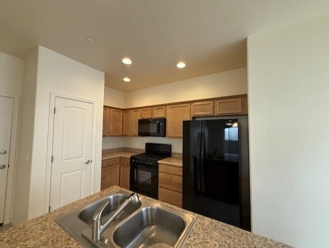 Building Photo - Price Reduced!! 3 bed 2 Bath in The Villas on Elm Contact Property Pros Property Management