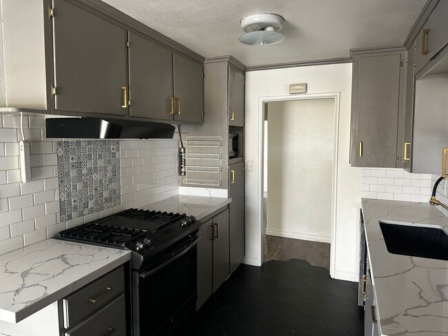 Building Photo - Charming Riverside Home on Hillside Avenue!