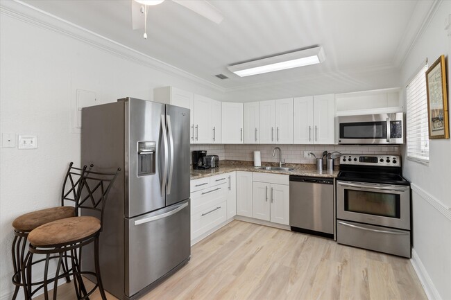 Building Photo - 1202 Palm Trail