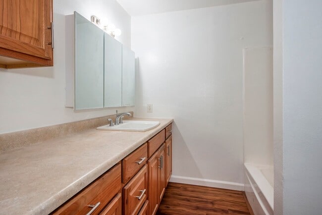 Building Photo - Charming Condo for Rent in Goleta!