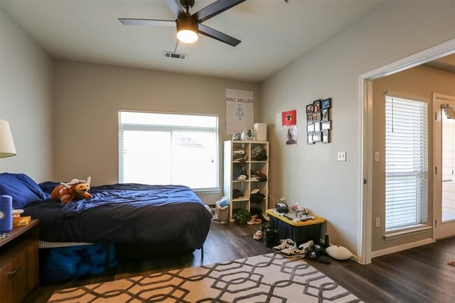 Building Photo - 910 W 25th St