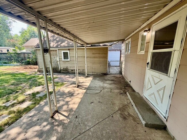 Building Photo - 931 W Oak St