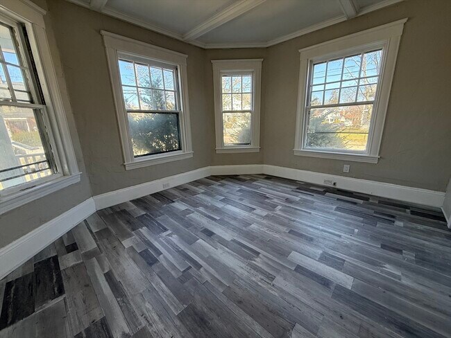 Building Photo - 68 Ash St