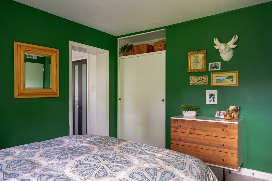 Master bedroom - 1301 Gahant Rd