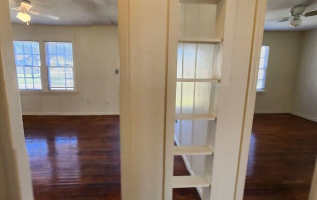 Building Photo - 2 bed 1 bath with laundry room