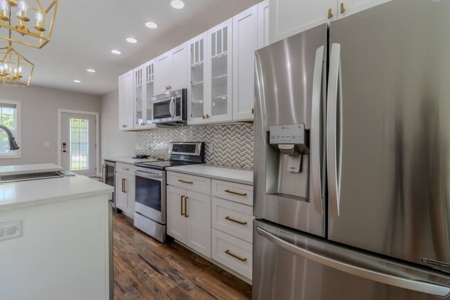 Building Photo - Step Into Luxury and Style – Impeccably Re...