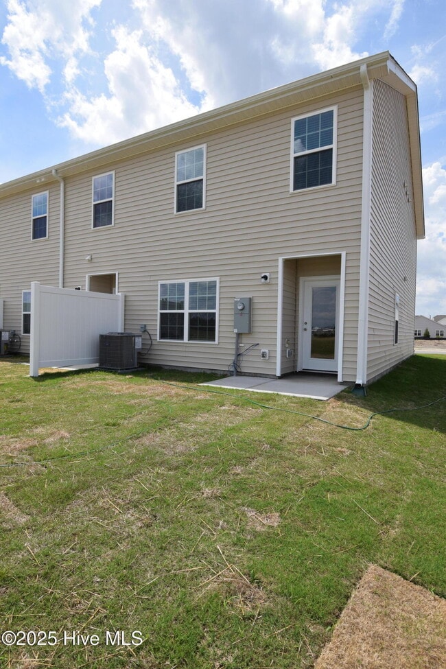 Building Photo - 3605 Sedge Dr