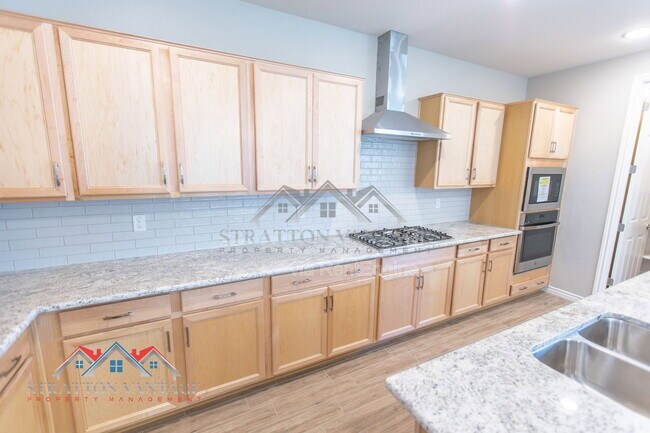 Building Photo - 15243 W Latham St