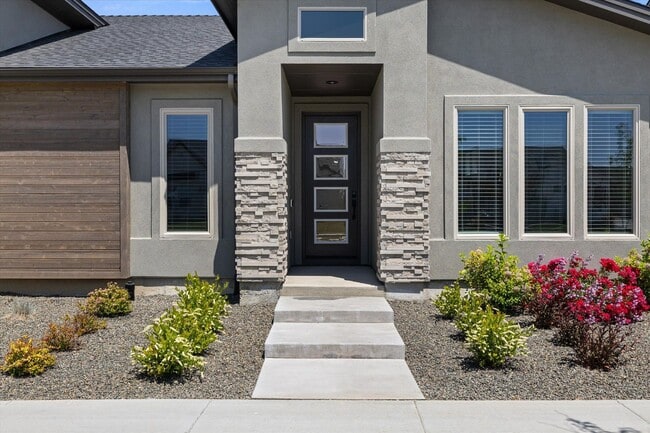 Building Photo - Resort-Style Living in the Prestigious Riv...