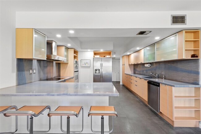 Building Photo - 4900 N Ocean Blvd