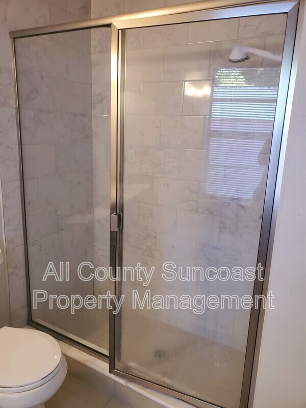 Building Photo - 2579 1/2 14th Ave N