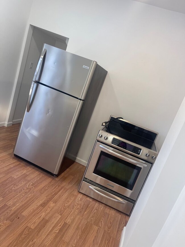 Building Photo - 3 bedroom, 2.5 bath - Modern Home in Wyandotte!