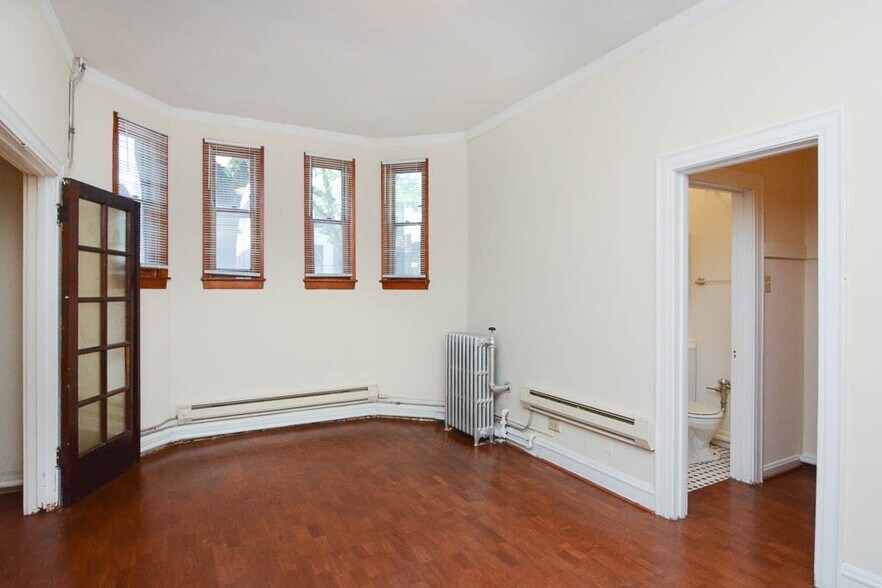 Building Photo - 4650 N Paulina St