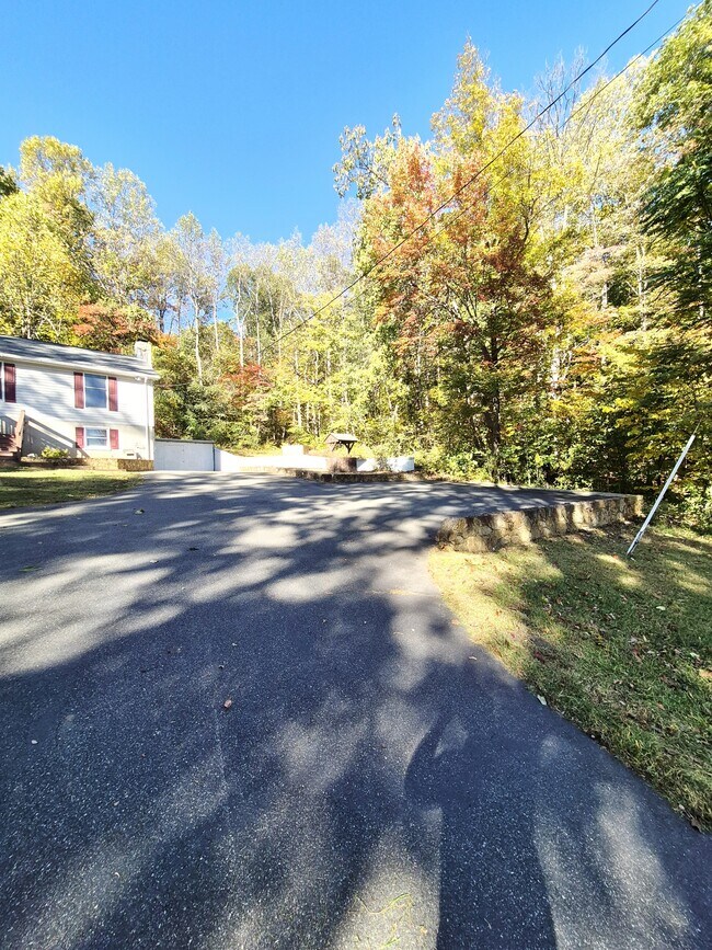 Building Photo - 976 Snow Mountain Rd