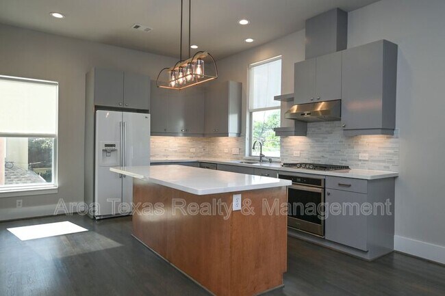 Building Photo - 2220 Portsmouth St