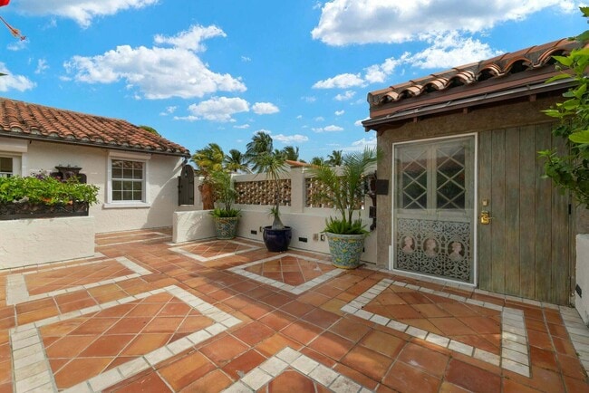 Building Photo - 250 Worth Ave