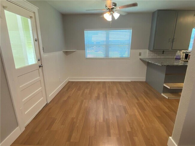 Building Photo - 102 E Live Oak St