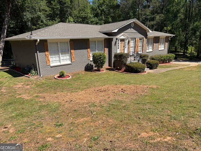 Building Photo - 3336 Camelot Dr NE