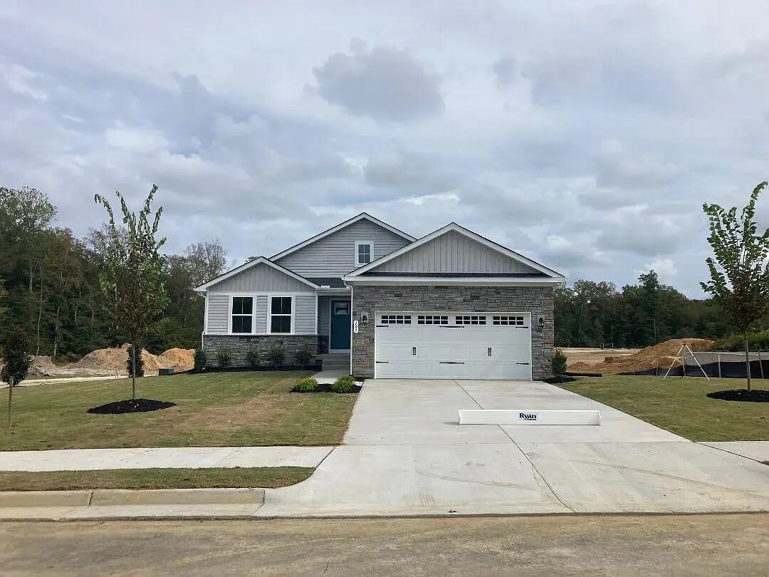 Corner lot with plenty of parking space - 101 Martha Washington Pky