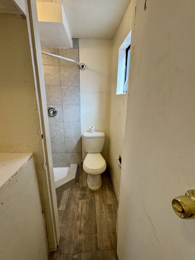 Building Photo - Cozy studio with a yard! $200 WalMart gift card if move in by Jan 1!