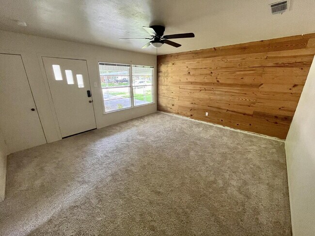 Building Photo - 3920 Maple Ave