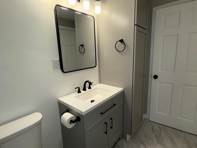 Building Photo - 1177 Hilton Dr