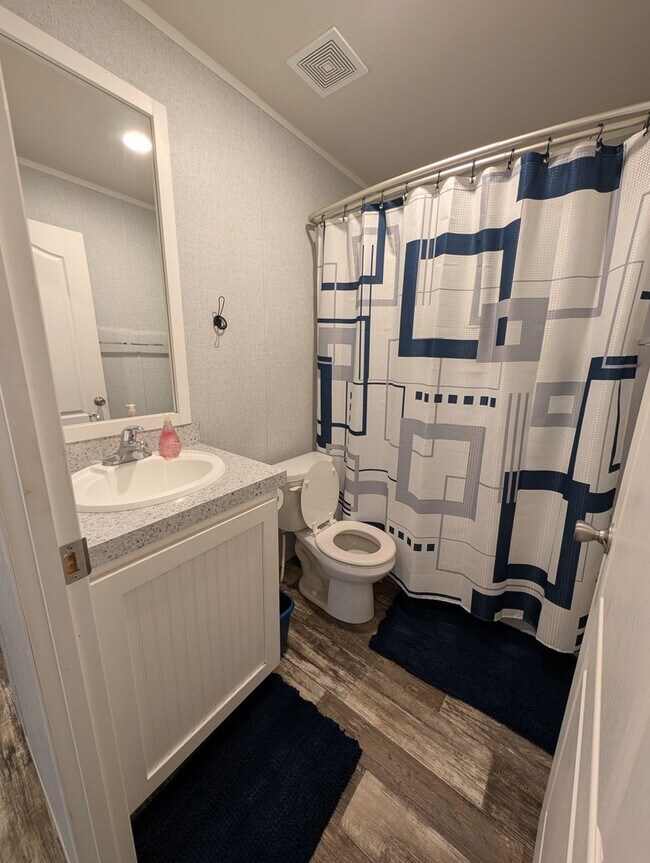 Building Photo - 820 Crest Dr