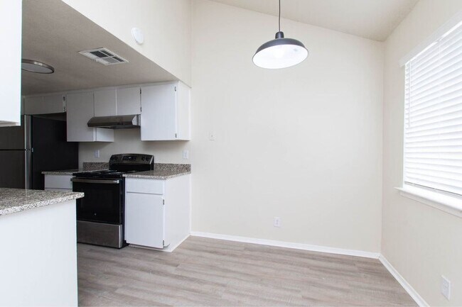 Building Photo - 3212 Trenton Dr