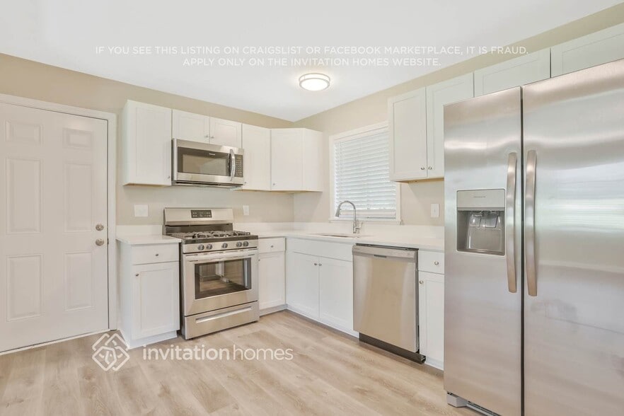 Building Photo - 2045 Devore Dr SW