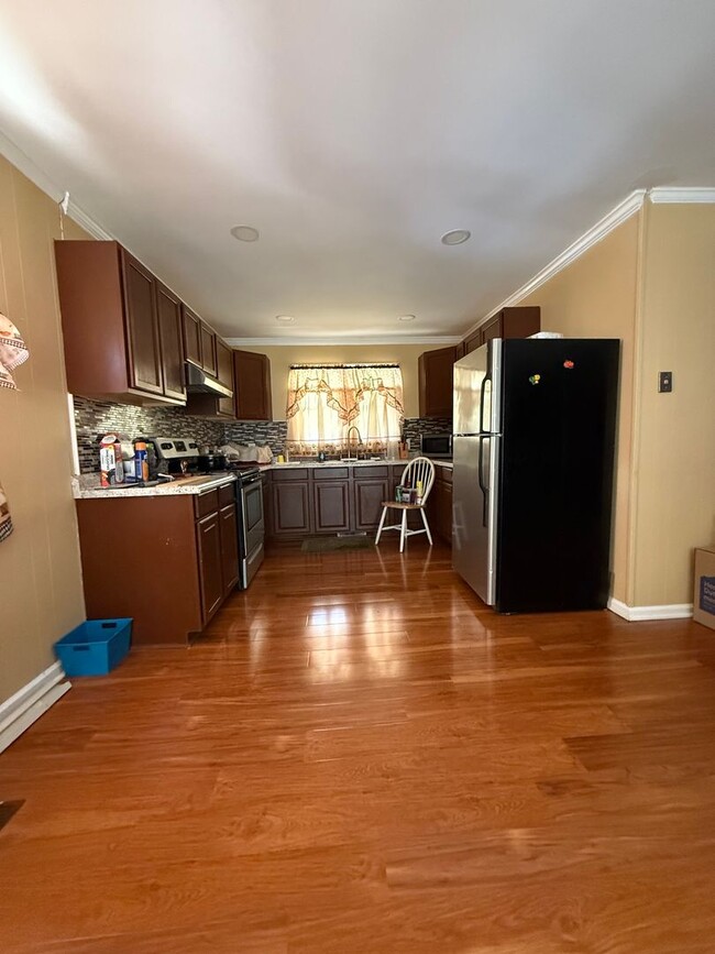 Building Photo - 5 bedroom home for rent