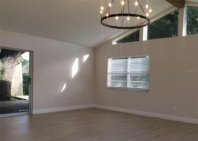 Building Photo - 404 King Louis Ct