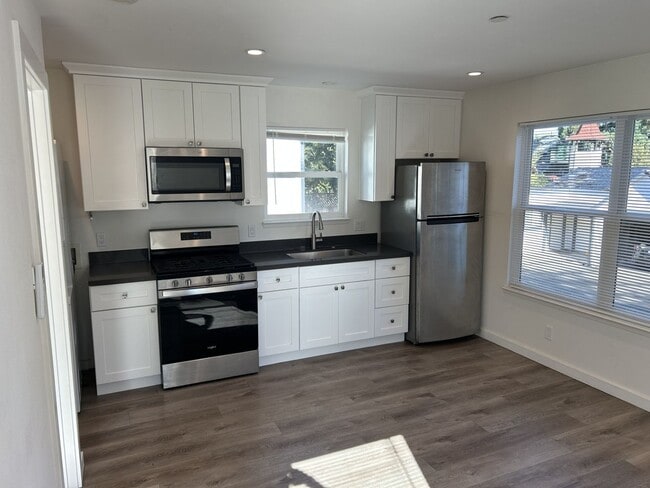 Building Photo - Super Cute 1 Bedroom, 1 Bath West Petaluma...