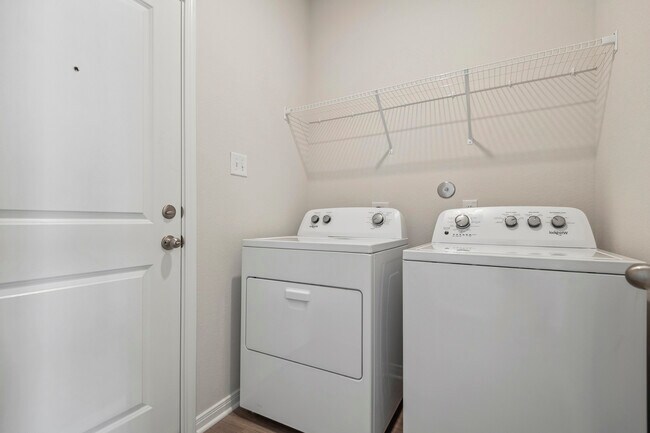 Building Photo - 417 Mustang Trot Dr