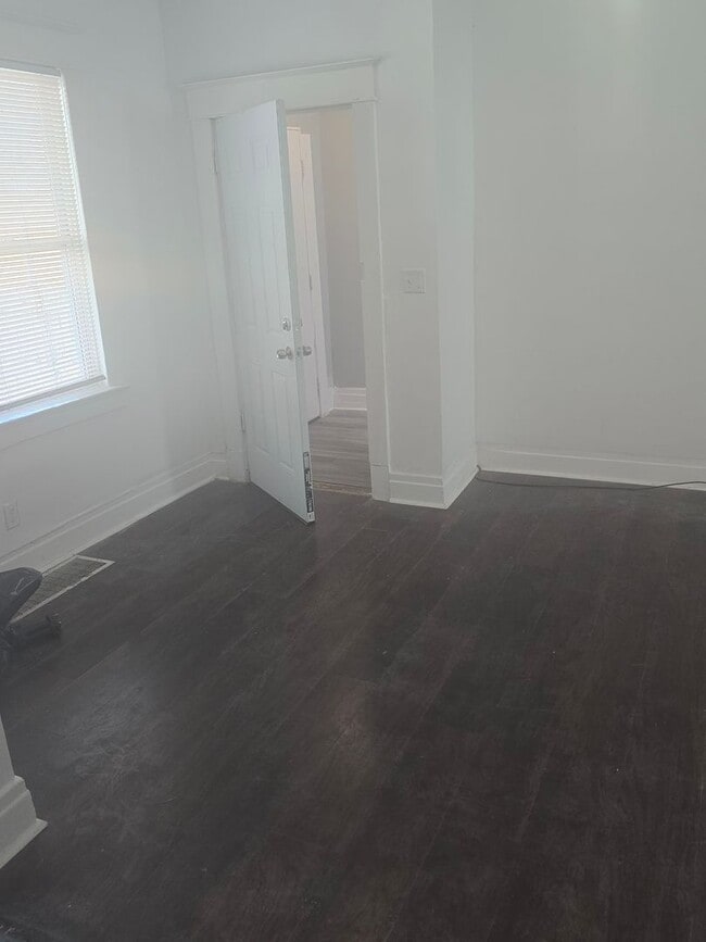 Building Photo - Three Bed 1 Bath Apartment for Rent!