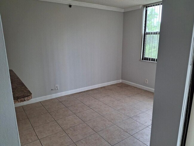 Building Photo - 105 Lake Emerald Dr